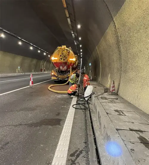 屯城镇隧道排水渠清淤